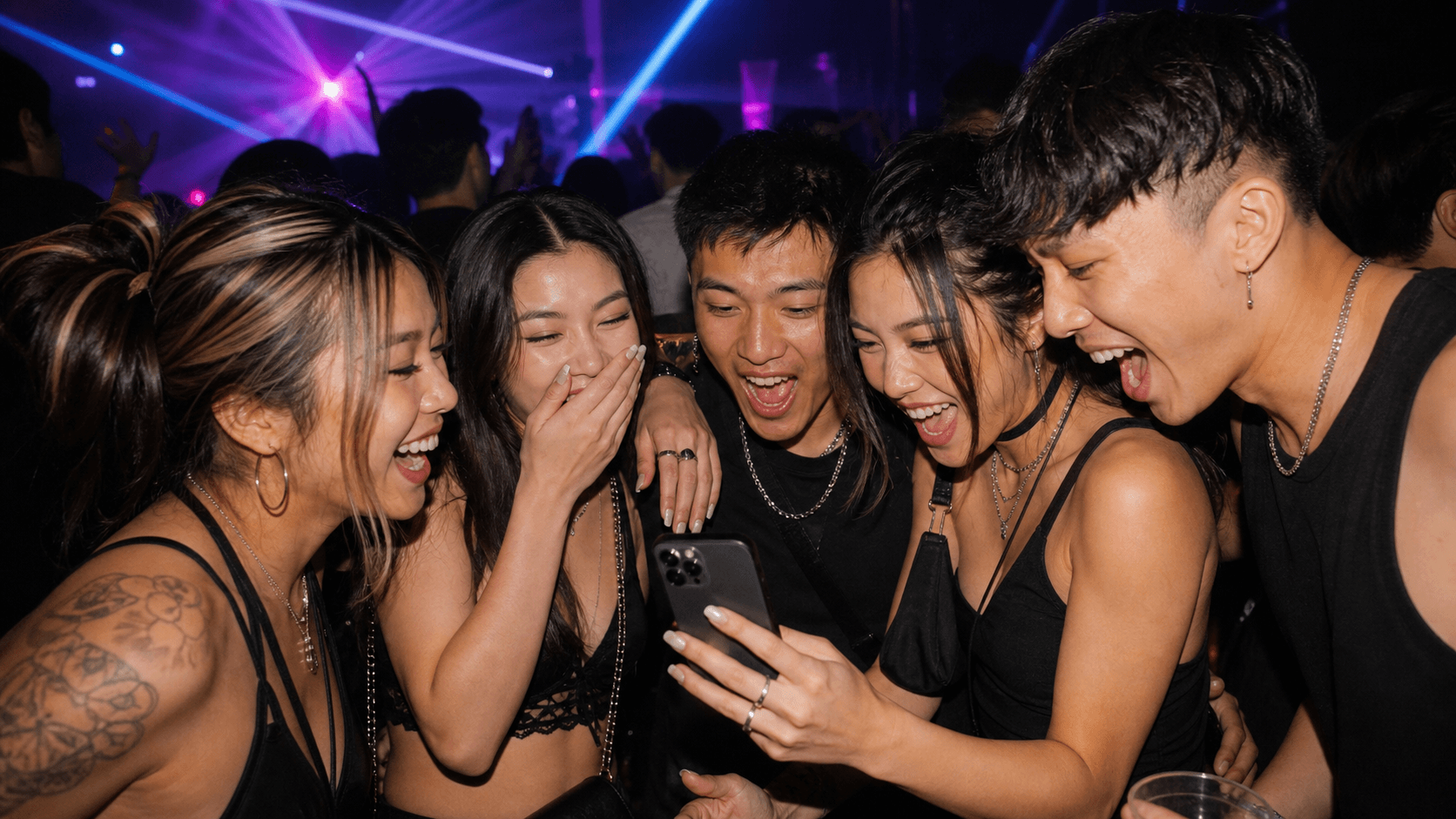 Pessoas sorrindo em uma festa enquanto usam um celular